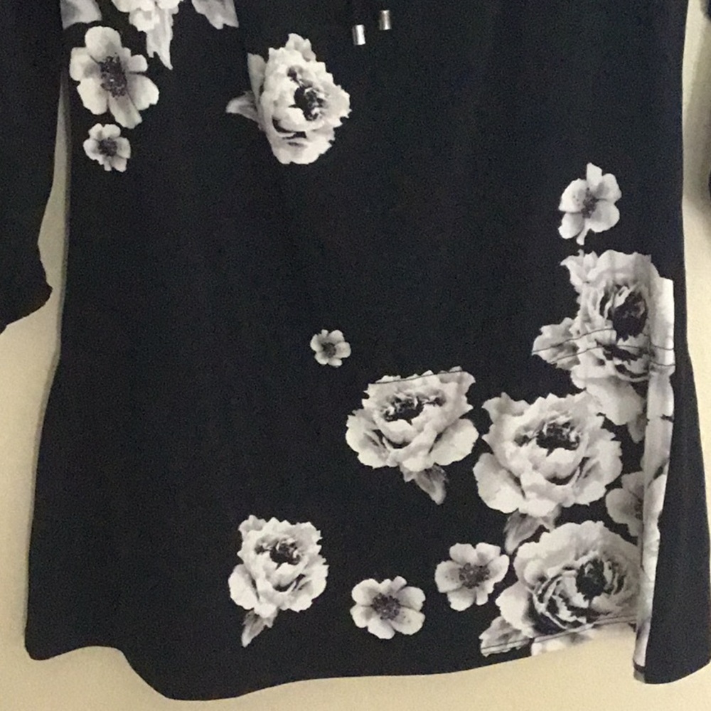 ⬇️LAST CHANCE⬇️ White House Black Market XS Black and Floral Tunic NWOT - Picture 3 of 6
